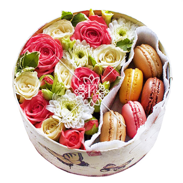 Лакомка – композиция с макарон в подарочной коробке Лакомка